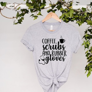 Koffiescrubs en rubberen handschoenen, shirt verpleegkundige, shirt verpleegschool, cadeau voor verpleegkundige, grappig shirt verpleegkundige, verpleegkundige week, T-shirt student verpleegkunde