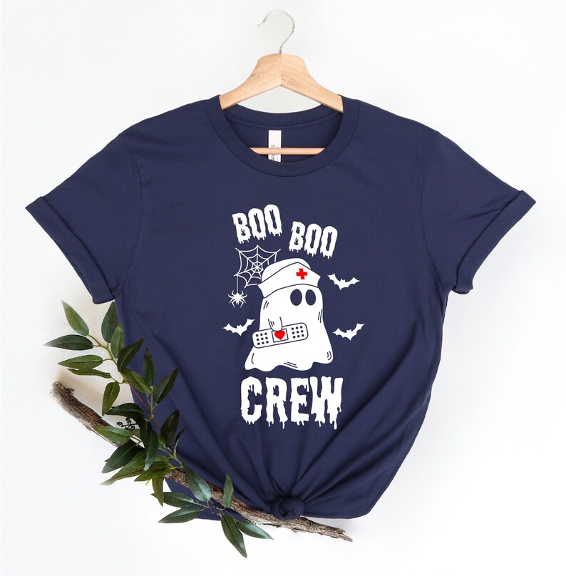Maglietta Boo Boo Crew, Maglietta di Halloween per infermieri, Maglietta autunnale per infermieri, Maglietta spettrale per infermieri, Regalo per infermieri, Maglietta zucca per infermieri, Maglietta girocollo per infermieri immagine 5