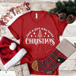 Nur ein Mädchen, das Weihnachten liebt, Weihnachtsgeschenk, Weihnachtst-stück, Weihnachtsoberteil, Frauenweihnachtshemd, Weihnachtsmutterhemd