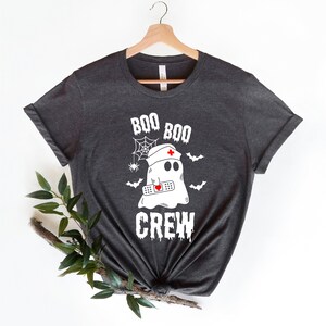 Maglietta Boo Boo Crew, Maglietta di Halloween per infermieri, Maglietta autunnale per infermieri, Maglietta spettrale per infermieri, Regalo per infermieri, Maglietta zucca per infermieri, Maglietta girocollo per infermieri immagine 2