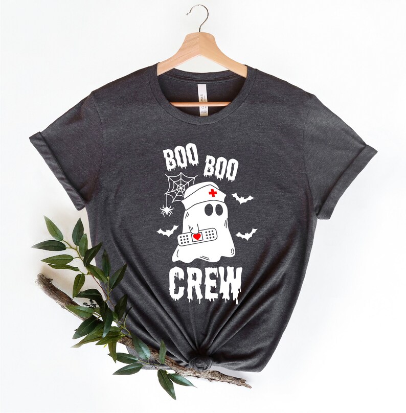 Maglietta Boo Boo Crew, Maglietta di Halloween per infermieri, Maglietta autunnale per infermieri, Maglietta spettrale per infermieri, Regalo per infermieri, Maglietta zucca per infermieri, Maglietta girocollo per infermieri immagine 2
