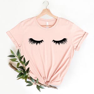 Wimpern T-Shirt, Damen Kurzarm Wimpern T-Shirt, Wimpern bedrucktes Trendy Shirt mit Rundhals, Lash Künstler Shirt, Geschenk für Lash Künstler Bild 2
