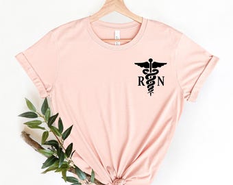 Camisetas de bolsillo para enfermeras tituladas, camisetas de enfermeras registradas, superhéroes de enfermeras, regalo para enfermeras, camiseta de la Semana de la Enfermería, camiseta de enfermería, camiseta de la escuela de enfermería