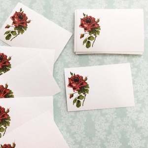 Juego de 20 etiquetas adhesivas para regalo en blanco de 2 x 3 pulgadas con diseño de rosas rojas de estilo victoriano desgastado: paquete de proyectos de bricolaje multiuso
