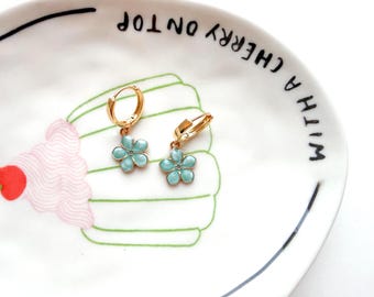 Pendientes de aro pequeños con flores azules: Aros dorados con encanto bohemio