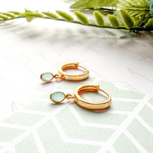 Pendientes de aro pequeños con forma de lágrima de cristal verde menta
