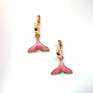 Whale Tail Huggie Ohrringe Pink Gold Creolen Ozean Meerjungfrau Geschenk
