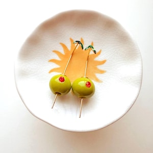 Olive Martini Tropfen Ohrringe, vergoldete Cocktail-Statement, schrulligen Bar Schmuck Geschenk