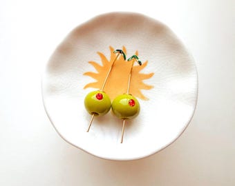 Olive Martini Tropfen Ohrringe, vergoldete Cocktail-Statement, schrulligen Bar Schmuck Geschenk