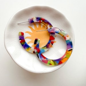 Pendientes de aro bohemios: joyas de acetato con confeti de colores llamativos