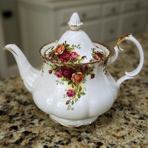 Vintage Royal Albert Old Country Roses Tea Pot – Fine Bone China, Made in England