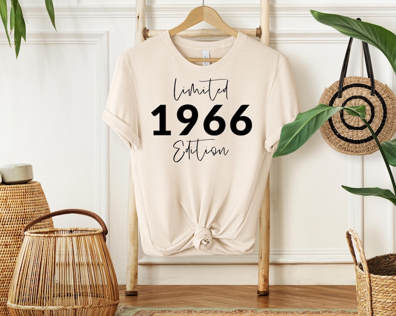 60th Birthday Gifts for Women, 60th Birthday Queen T-Shirt Ladies, Vintage Birthday Gift for Mum Grandma Gran Women's Birthday NATURAL