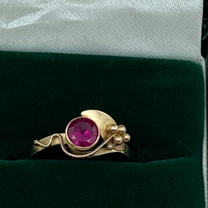 Vintage 14ct gold foliate synthetic ruby ring size O 7.25