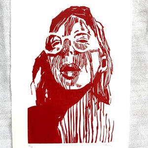 Original handgemachter Linoldruck, DIN A4. Limitiert, nummeriert und signiert. Frau mit Brille, Schatten, rot.