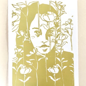 Botanical Portraits, Nr 4. Original handgemachter Linoldruck, A3. Limitiert, nummeriert und signiert. Frau mit gelben Pfingstrosen, Blumen.
