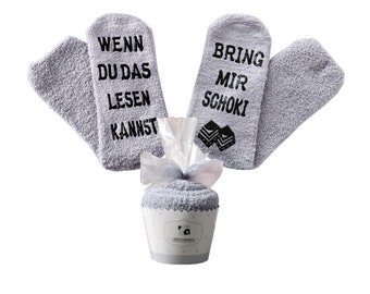 Schoki Socken mit Spruch bring mir Schoki, Geburtstagsgeschenk für Mama, Freundin, Schwester, Kuschelsocken Cupcake, Grau 36-43