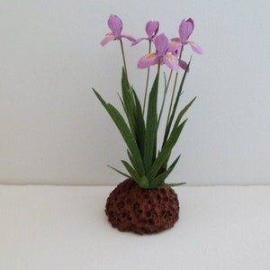 Iris, 1&quot; orchid color, dollhouse scale   These flowers are not real!