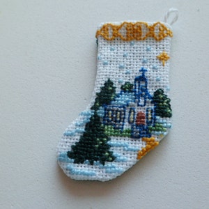 Bas de Noël en X, Noël, église, échelle de maison de poupée 1 po.