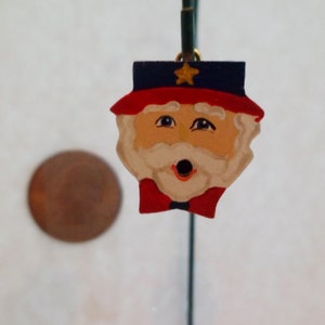 Cabane en bois avec visage de l&#39;oncle Sam du 4 juillet à l&#39;échelle de la maison de poupée 2,5 cm