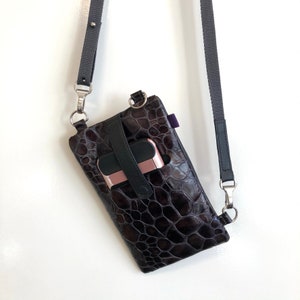 Porta cellulare in pelle nera con stampa ciottoli
