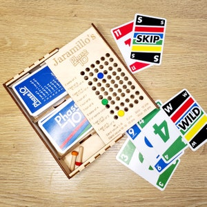 Caja de almacenamiento de madera grabada personalizada de la fase 10 con clavijas de colores para llevar la puntuación