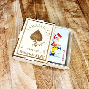 Caja de almacenamiento de madera grabada personalizada con baraja de cartas