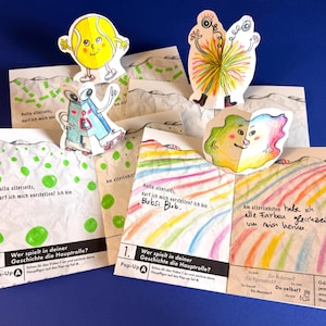 Pode incluir: Um conjunto de cartões pop-up coloridos com personagens de desenhos animados e texto em alemão. Os cartões apresentam uma bola de tênis, um robô e outros personagens caprichosos. O fundo é azul liso.