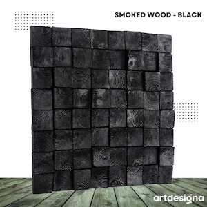 Puede incluir: Un panel de pared de madera negra hecho de pequeños bloques cuadrados con un patrón de veta de madera. El panel está hecho de madera ahumada y tiene un aspecto rústico. El panel se llama "Smoked Wood - Black" y está hecho por artdesigna.