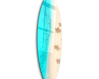 Op de afbeelding: Een turquoise en beige surfplank met een strandscène en palmboomschimmen erop gedrukt.