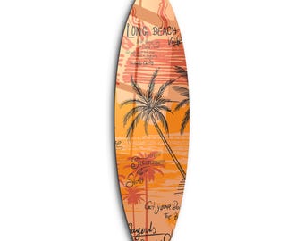 Op de afbeelding: Een surfboard met een strandontwerp. Het board heeft een zonsondergangscène met palmbomen en de woorden "Long Beach" en andere tekst in het zwart. Het kleurenpalet omvat oranje, perzik en bruine tinten.