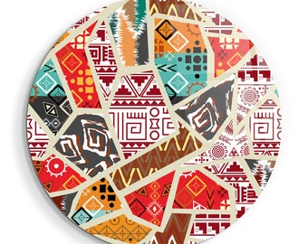 Puede incluir: Un plato redondo con un diseño geométrico de colores. El plato está formado por varias formas y colores, incluyendo rojo, naranja, amarillo, verde, azul y marrón.