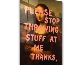 Puede incluir: Una pintura de la Mona Lisa con texto en aerosol rosa que dice "Por favor, deja de tirar cosas a mí gracias".