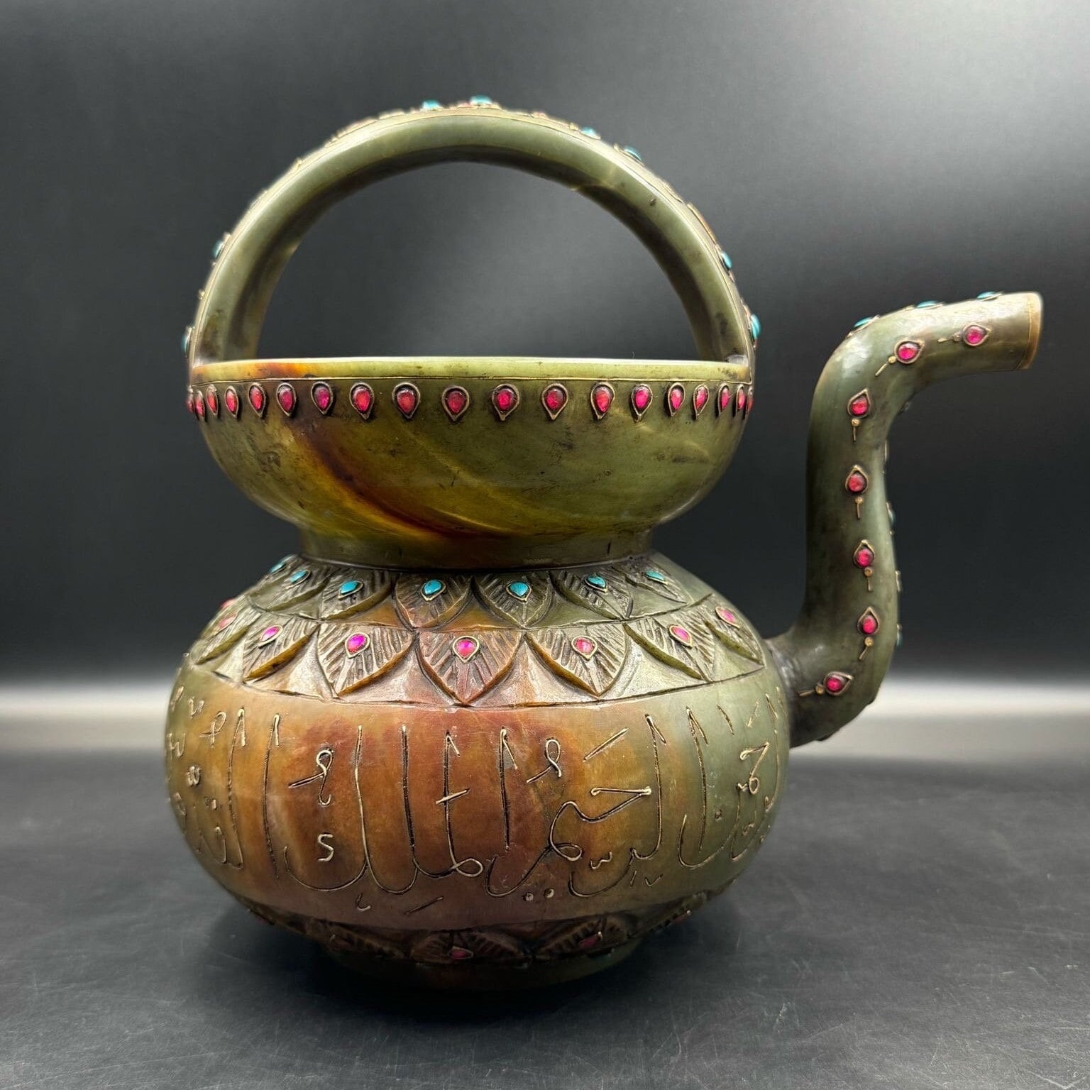 ムガル帝国時代の翡翠製ティーポット彫刻（宝石付き）、イスラム文字