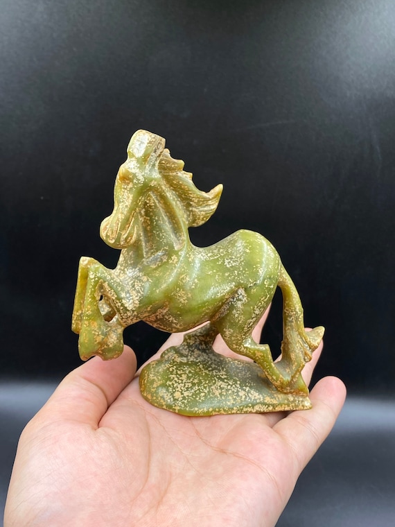 ヴィンテージのグリーン翡翠彫刻の馬の置物 - Etsy 日本
