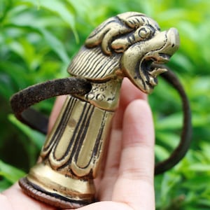 Vecchio timbro tibetano del tempio tibetano Testa di leone Nodo infinito (MANDALA) Simboli tibetani