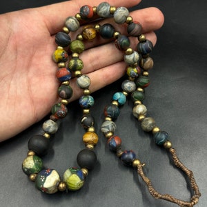 collar de cuentas de comercio africano de chevron antiguo único muy antiguo con cuentas de latón