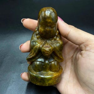 Wunderbar geschnitzte Baby Figur mit alter natürlicher Jade