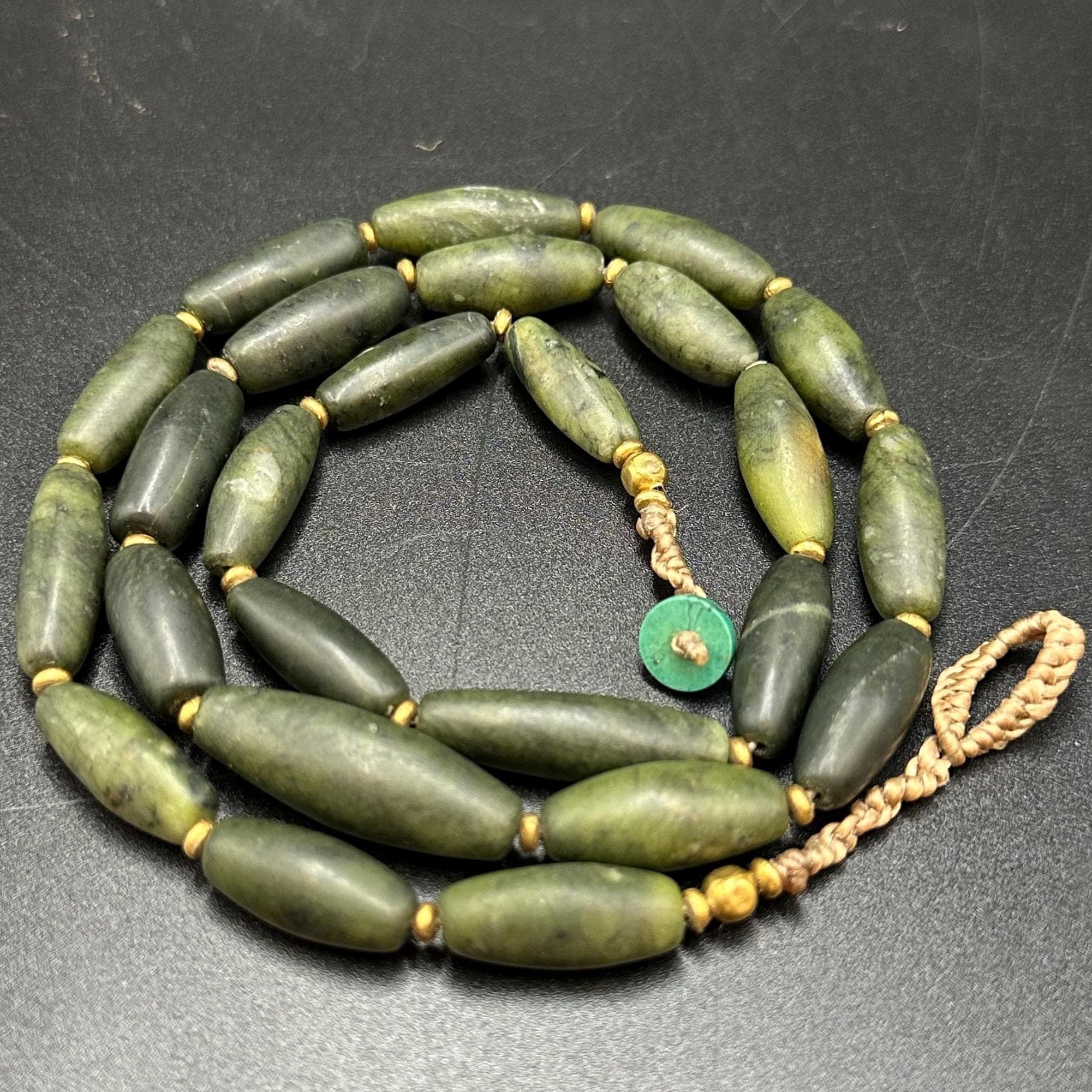 翡翠製人物像 約11cm 木製ベース付き 糸魚川翡翠 黒柿 ブレスレット 】 幻の木 国産 天然石 糸魚川産翡翠