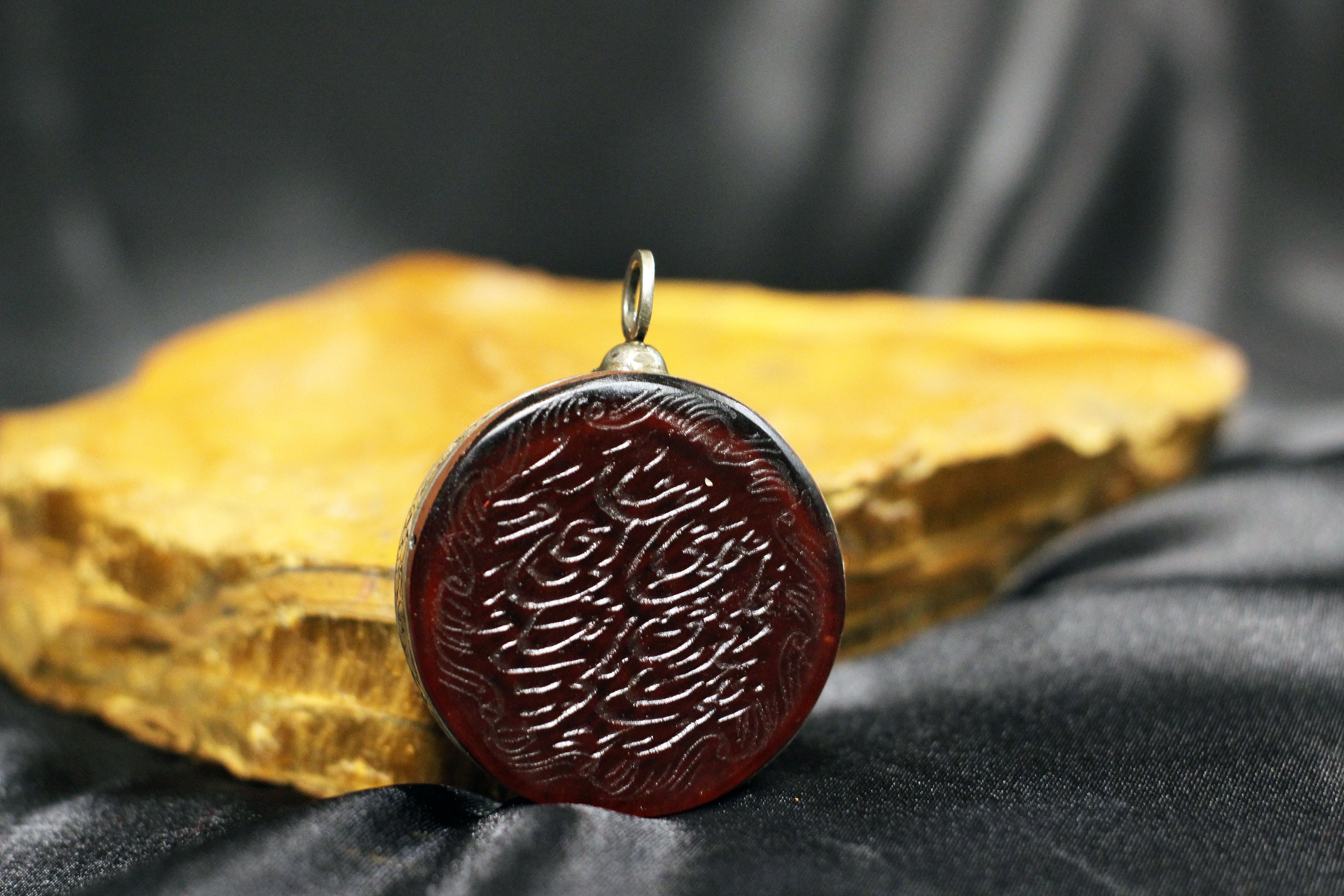Pendentif En Agate Gravée Avec Calligraphie Arabe / Coranique - Monture En Argent - Art Islamique - Neuf