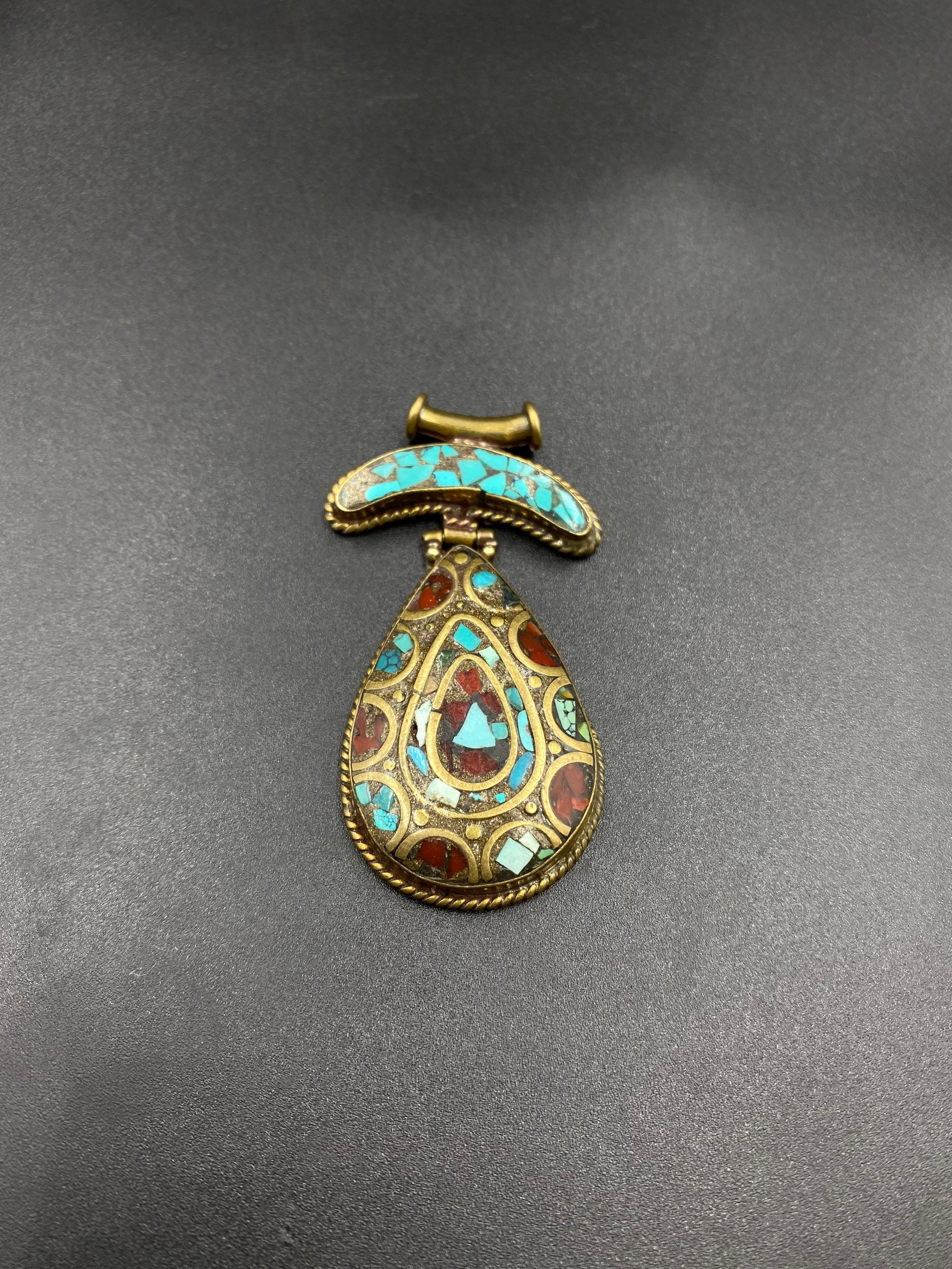 Pendentif Tibétain Porte-photos En Laiton Avec Turquoise Et Corail Imitation - Neuf Sans Emballage
