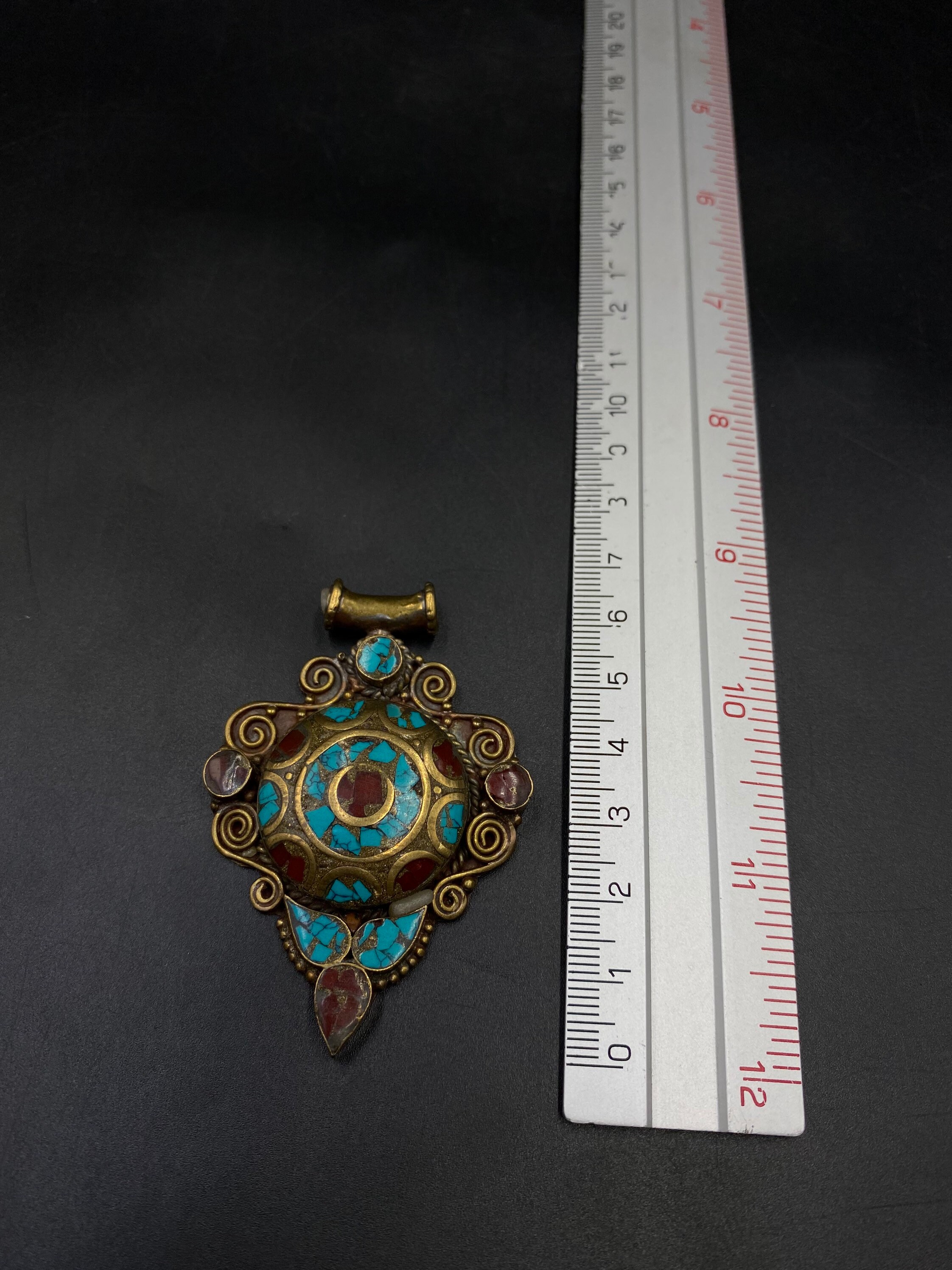Pendentif Tibétain Porte-bonheur - Laiton Et Turquoise/corail Imitation, Bleu Marine, Unisexe, Neuf
