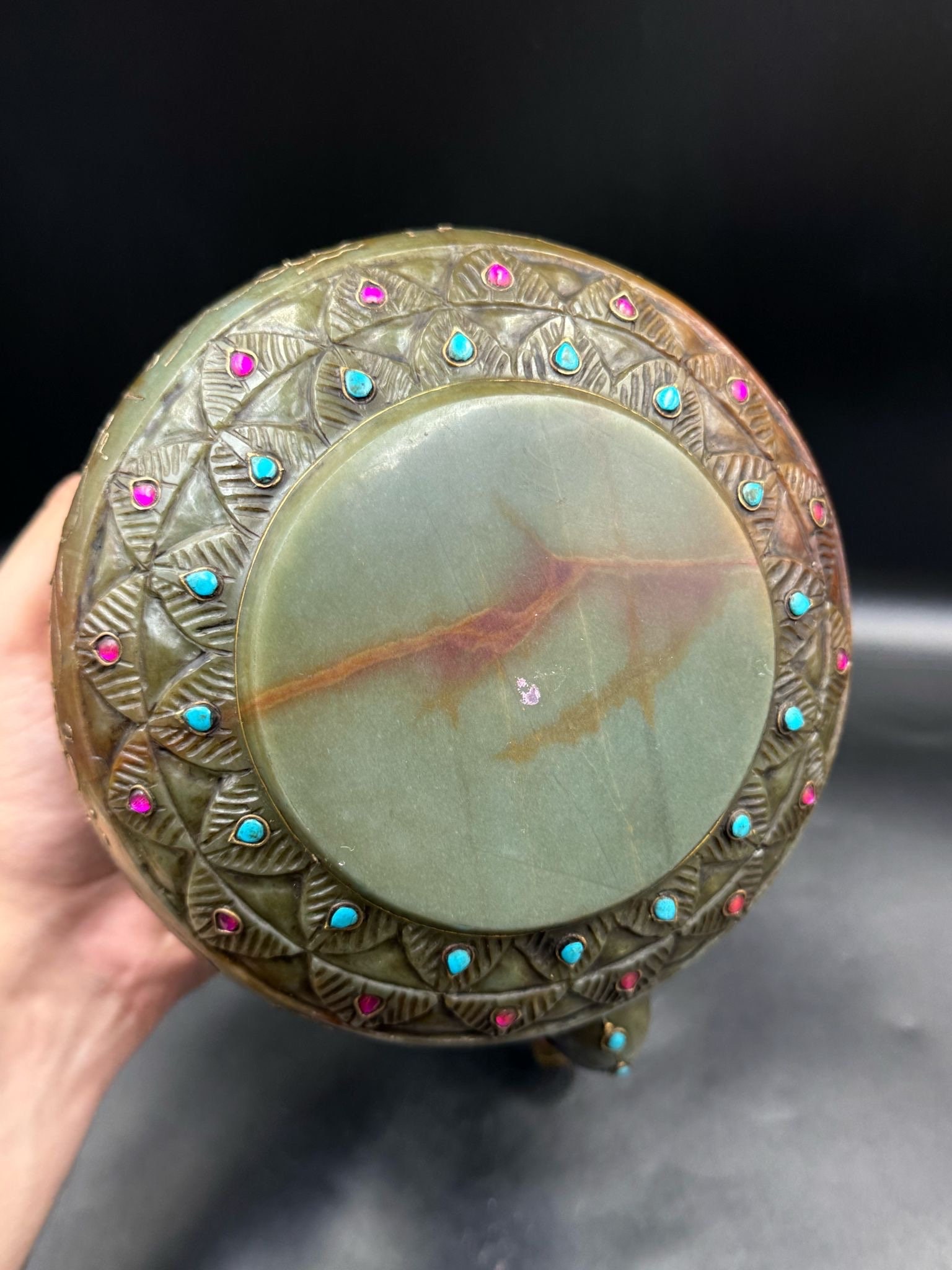 ムガル帝国時代の翡翠製ティーポット彫刻（宝石付き）、イスラム文字