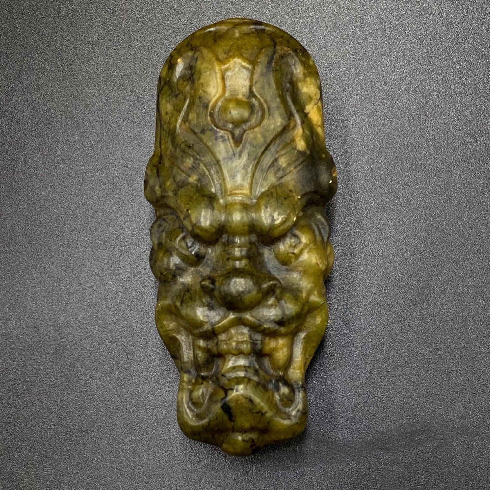 美しく彫刻された龍と獅子の馬、古いモンゴルの天然翡翠、古代の翡翠