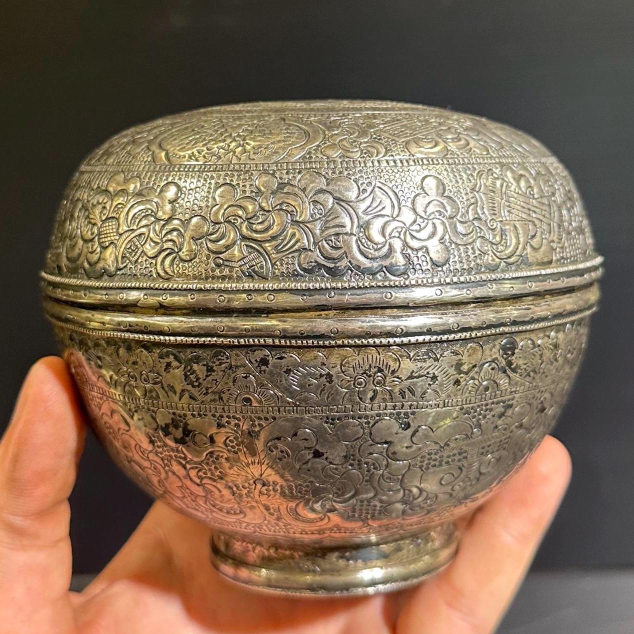 Antique original tibetan Solid Silver round box  with Tibetan symbols hand made top Quality beautiful item