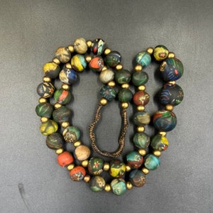 Collar de cuentas africanas de comercio antiguo con chevrones, muy antiguo y único