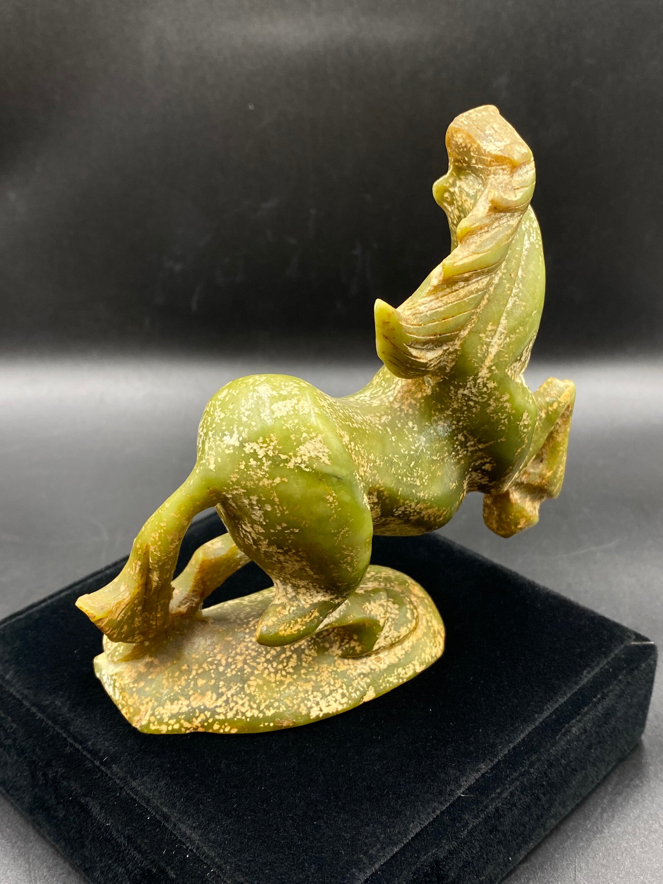 Ancien cheval en jade de Birmanie sculpté de 30 mm non traité