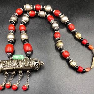 Beautiful vintage Moroccan necklace with coral and silver