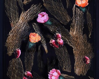 Peut inclure: Une œuvre d'art encadrée représentant un fond noir avec des raquettes de cactus de figue de Barbarie séchées et des fleurs peintes en rose, orange et rouge.