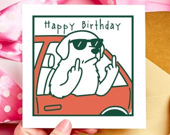 Puede incluir: Una tarjeta de felicitación blanca con un borde verde y las palabras "Happy Birthday". La tarjeta presenta un perro de dibujos animados con gafas de sol que hace una peineta mientras está sentado en un coche rojo. La tarjeta está sujeta por una mano.