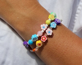 Meisje bloem armband, Kids kous stuffer, Regenboog gekleurde sieraden, Cadeau voor peuters, Kralen bloem sieraden, Kleine meisjes accessoires,